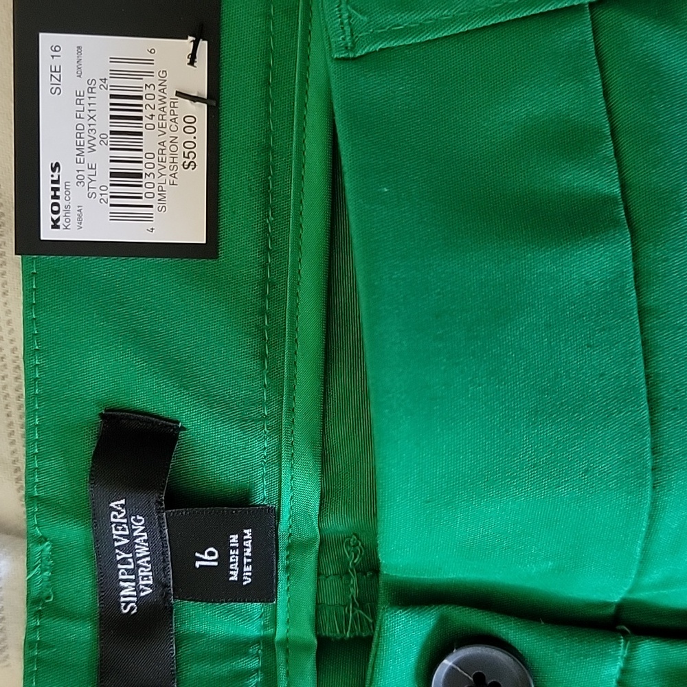 Simply Vera green polished twill mid rise capris. - Picture 4 of 6